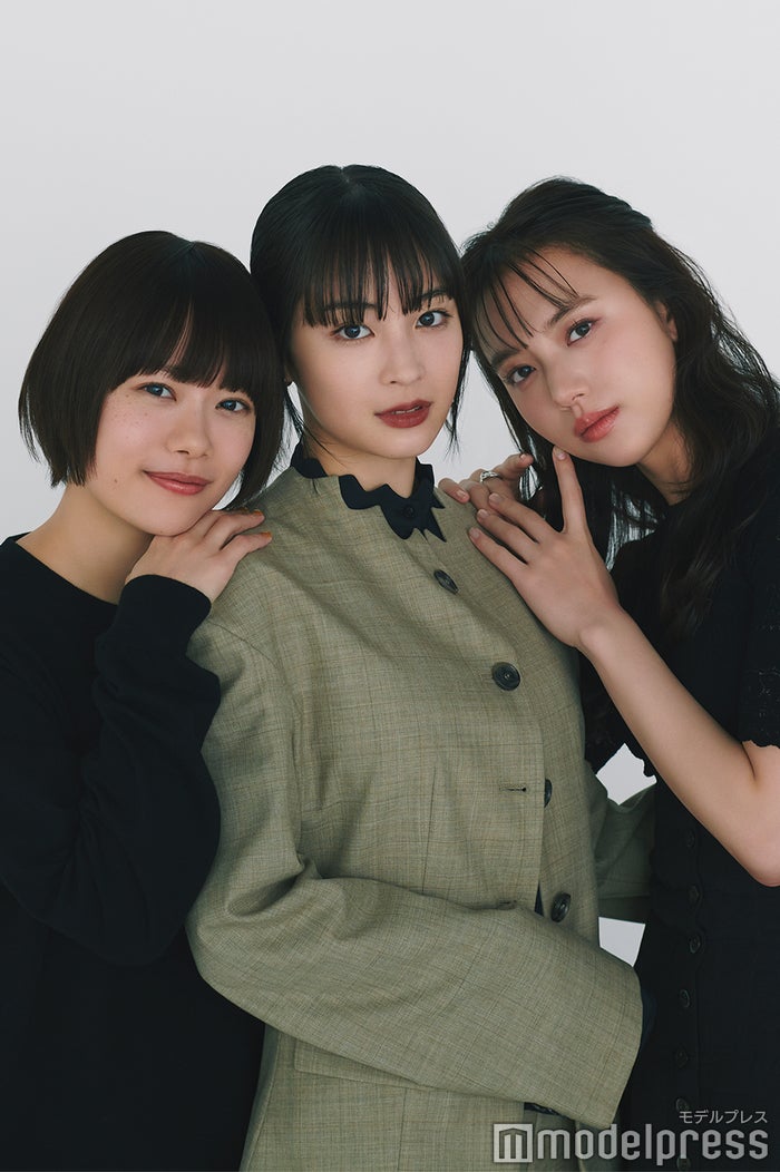 モデルプレスのインタビューに応じた杉咲花、広瀬すず、清原果耶／PHOTO：赤英路（C）モデルプレス